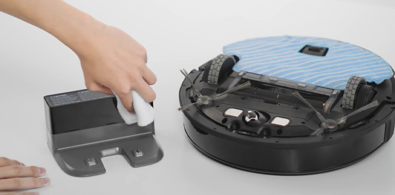 Vệ sinh robot h&uacute;t bụi th&ocirc;ng minh Ecovacs